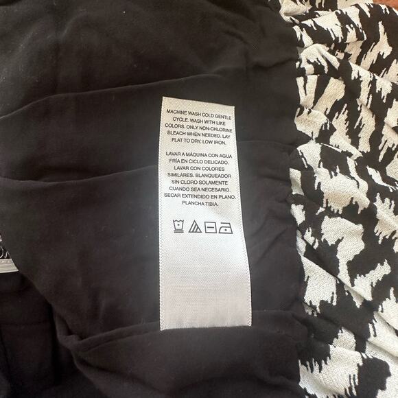 Scoop Women's Black and White Printed Smocked Dress Size Medium Short Sleeve - Picture 6 of 8